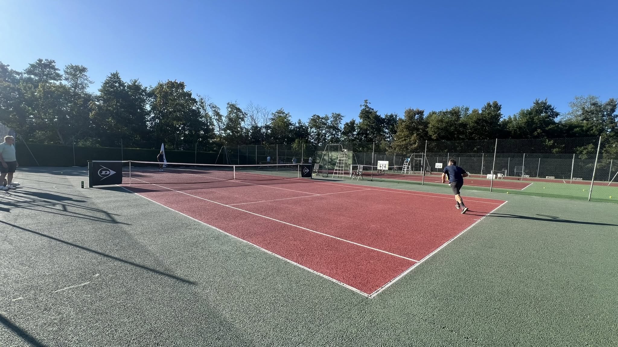 Joueurs en action sur les courts extérieurs du Tennis Club Issois