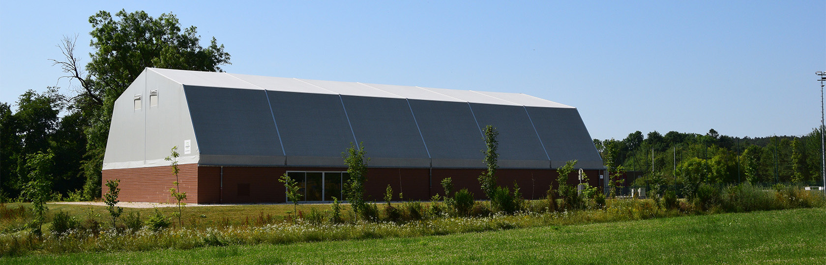 Le club-house du Tennis Club Issois, allée des Soupirs.