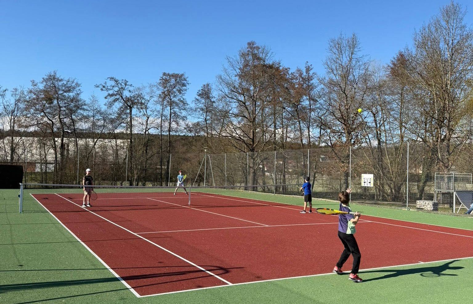 Entraînement des jeunes de l'école de tennis, en fin de journée sur les courts du club.
