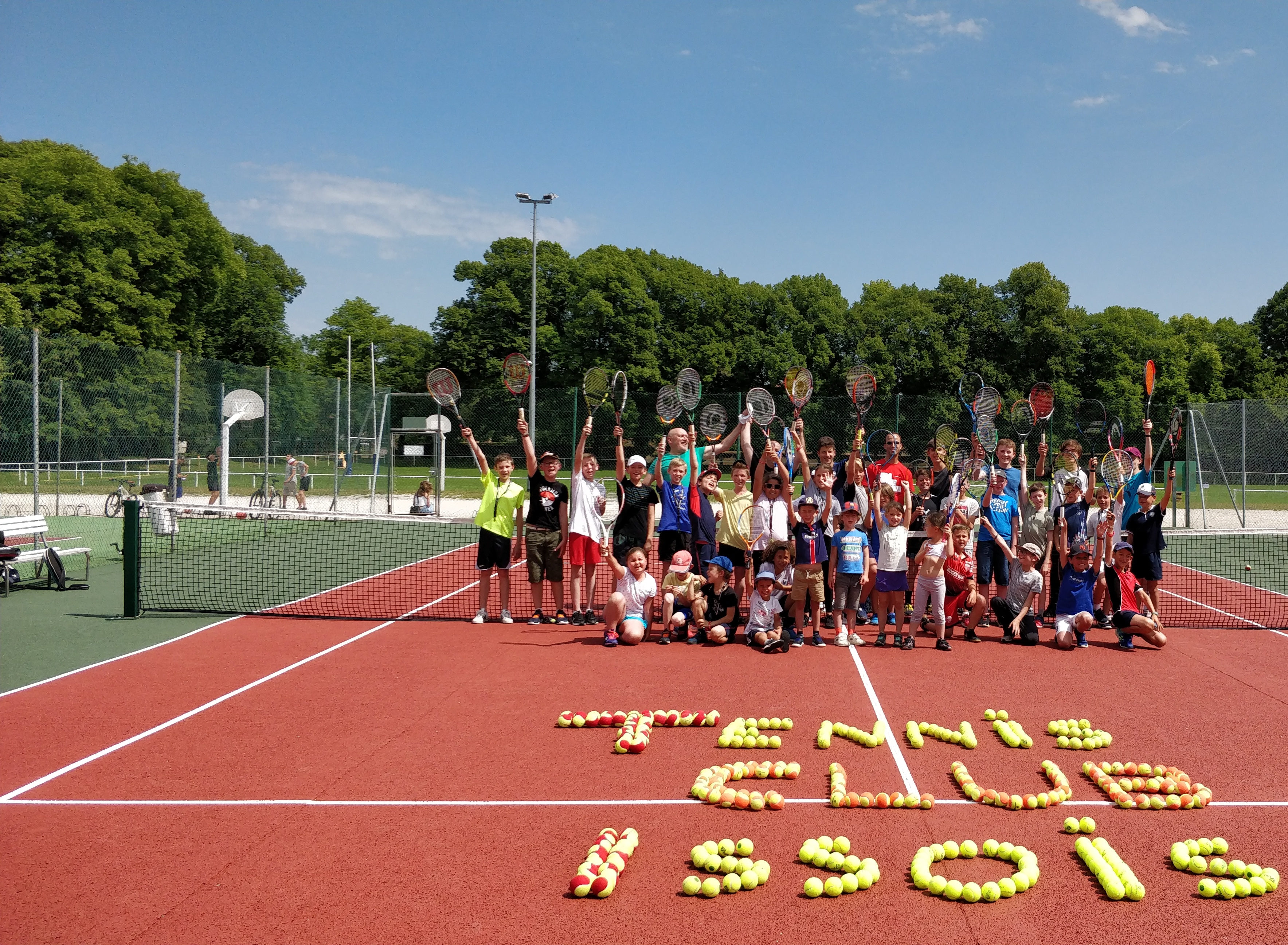 Ambiance d'une journée au Tennis Club Issois.